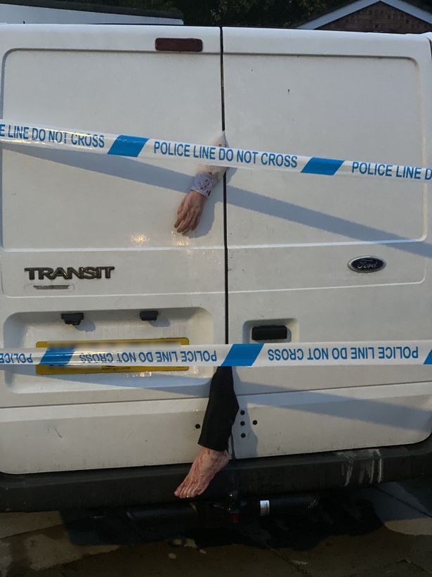 Van yang didekorasi untuk prank Halloween