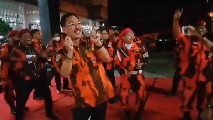 Video Bupati Labuhanbatu Selatan, Edimin, berjoget tanpa menggunakan masker beredar di medsos. (Screenshot video viral)