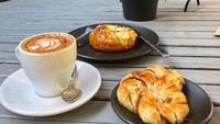 Saat mengunjungi kafe, Acha tampak menikmati beragam roti dengan secangkir latte hangat. Foto: Insragram @septriasaacha