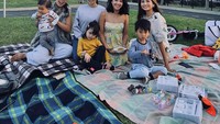 Momen piknik lainnya juga ia unggah di Instagram. Acha dan teman-temannya tampak santai saat di foto. Foto: Insragram @septriasaacha