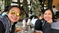 Acha pernah mengajak ibunya untuk makan di restoran. Saat itu mereka memeasan croissant yang manis gurih. Foto: Insragram @septriasaacha