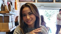 Acha juga suka nongkrong di coffee shop. Begini momen Acha saat menikmati secangkir latte hangat. Foto: Insragram @septriasaacha