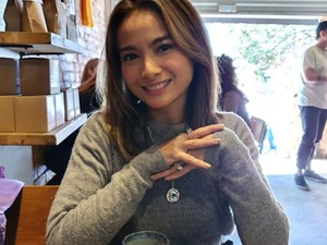 Adik Dituding Rasis, Acha Septriasa Diserang Netizen Bule