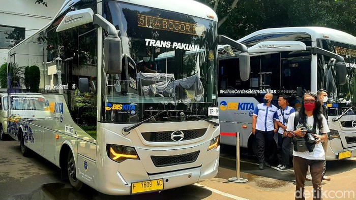 Akhirnya Bus Trans Pakuan Unjuk Gigi Pemkot Bogor mulai mengoperasikan Buskita Trans Pakuan sebagai pengganti angkot di Kota Bogor. Ada CCTV nya lho!