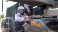 Sopir angkot yang terkena dampak konversi, akan direkrut menjadi sopir bus, bagian mekanik atau bagian pemeliharaan.