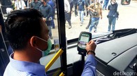 Bus Trans Pakuan bisa diakses melalui aplikasi. Sehingga masyarakat yang ingin menumpang bus ini dapat mengetahui posisi bus agar tidak terlambat tiba di halte atau shelter. Untuk menaiki bus ini, penumpang harus menggunakan alat bayar non tunai.