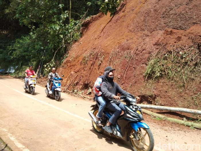 Akses jalan yang tertimbun longsor di Cianjur sudah bisa dilalui
