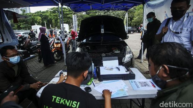 Ancaman Tilang Menanti, Pengendara Ramai-ramai Uji Emisi Mulai bulan ini kendaraan yang belum ikut uji emisi dan belum lulus uji emisi akan ditilang. Pengendara pun mulai melakukan uji emisi kendaraannya agar tak kena tilang. Seperti terlihat di kawasan Lapangan Parkir IRTI Monumen Nasional, Jakarta Pusat, Senin (2/11/2021).