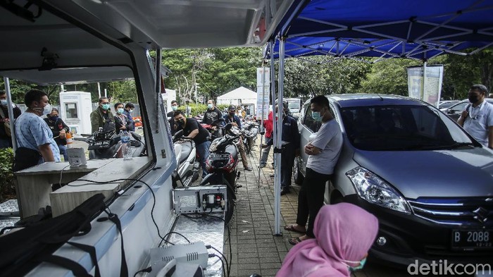 Mulai bulan ini kendaraan yang belum ikut uji emisi dan belum lulus uji emisi akan ditilang. Pengendara pun mulai melakukan uji emisi kendaraannya agar tak kena tilang. Seperti terlihat di kawasan Lapangan Parkir IRTI Monumen Nasional, Jakarta Pusat, Senin (2/11/2021).