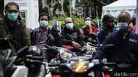 Para pengendara mengantre untuk uji emisi kendaraannya. Uji emisi gas buang ini wajib dilakukan paling sedikit satu kali dalam satu tahun.