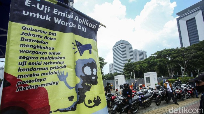 Mulai bulan ini kendaraan yang belum ikut uji emisi dan belum lulus uji emisi akan ditilang. Pengendara pun mulai melakukan uji emisi kendaraannya agar tak kena tilang. Seperti terlihat di kawasan Lapangan Parkir IRTI Monumen Nasional, Jakarta Pusat, Senin (2/11/2021).