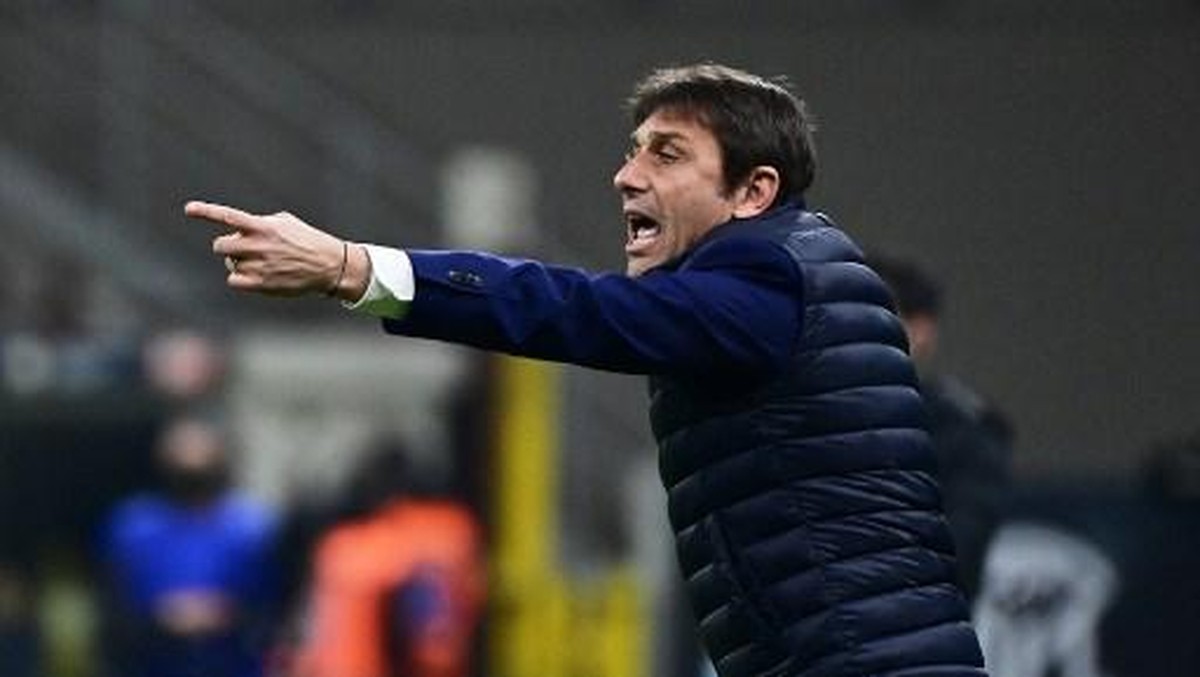 Conte dikabarkan selangkah lagi akan menjadi pelatih Tottenham. Foto: AFP/MIGUEL MEDINA