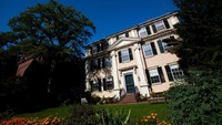 Apthorp House, asrama yang menjadi bagian Adams House, dihantui oleh sosok prajurit Perang Revolusi. Salah satu sosok di Apthorp House disebut menyerupai General John Burgoyne (1722-1792), jenderal Inggris yang menyerah pada tentara Amerika setelah gagal di Battle of Saratoga (New York) pada 1777 dan sempat menempati gedung ini. Foto: Facebook Harvard University/Stephanie Mitchell/ Harvard Staff Photographer