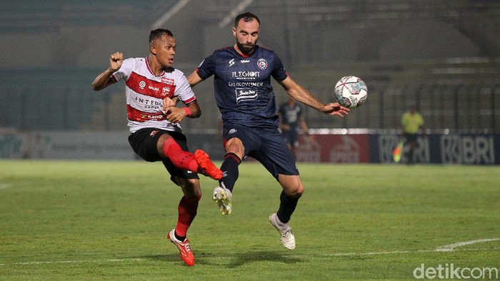 Arema FC meraih kemenangan 2-1 secara dramatis dari Madura United dalam lanjutan Liga 1 2021. Gol kemenangan hadir di penghujung laga. Madura United vs Arema FC tersaji di Stadion Sultan Agung, Bantul, Senin (1/11/2021) malam WIB.
