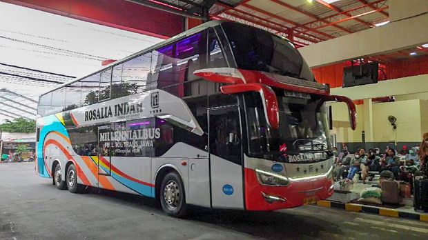 Armada bus double decker PO Rosalia Indah