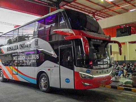 Armada bus double decker PO Rosalia Indah