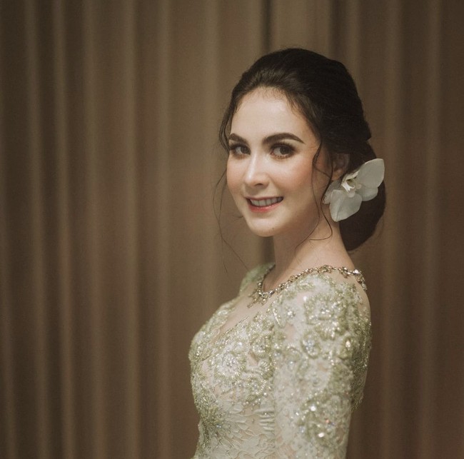 Arumi Bachsin sudah tidak aktif di dunia hiburan Tanah Air, semenjak menikah dengan Emil Dardak, anak mantan Wakil Menteri Pekerjaan Umum, Hermanto Dardak. Ia menikah dengan Emil Dardak saat masih berusia 19 tahun. Dan kini dikaruniai dua orang anak. Arumi kini sibuk menjalani hari-harinya sebagai ibu sekaligus istri dari Emil yang menjabat sebagai Wakil Gubernur Jawa Timur. Foto: Dok.Instagram @arumibachsin_94.