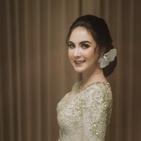 Arumi Bachsin sudah tidak aktif di dunia hiburan Tanah Air, semenjak menikah dengan Emil Dardak, anak mantan Wakil Menteri Pekerjaan Umum, Hermanto Dardak. Ia menikah dengan Emil Dardak saat masih berusia 19 tahun. Dan kini dikaruniai dua orang anak. Arumi kini sibuk menjalani hari-harinya sebagai ibu sekaligus istri dari Emil yang menjabat sebagai Wakil Gubernur Jawa Timur. Foto: Dok.Instagram @arumibachsin_94.