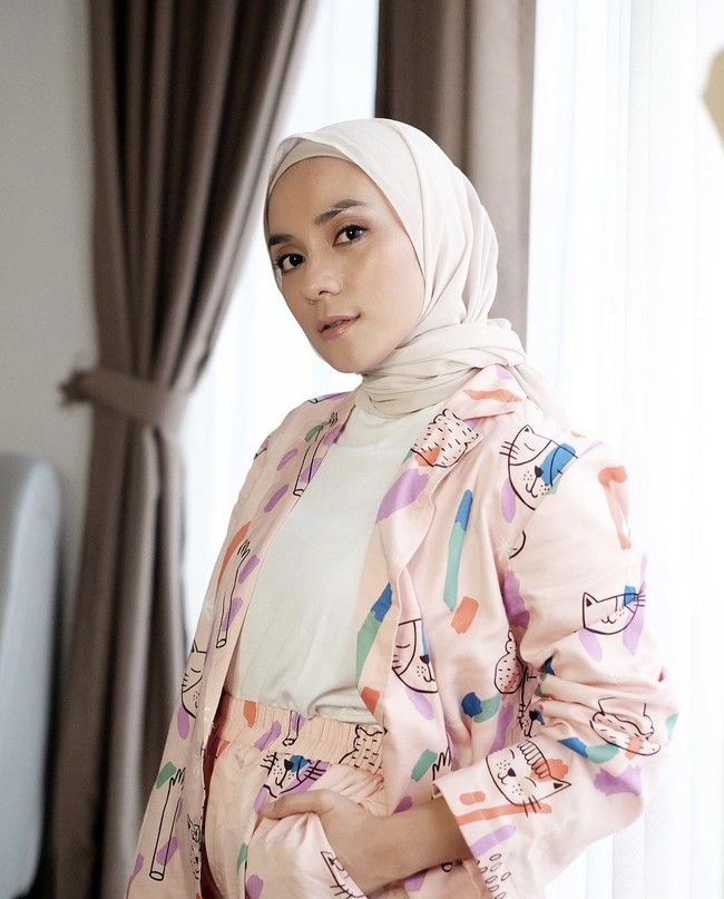 Mantan penyanyi cilik, Enno Lerian kini sibuk mengurus tiga buah hatinya. Ia menikah saat usia 19 tahun. Enno kemudian memutuskan berhijab sejak hamil anak ketiganya pada 2017. Enno pun kerap mengunggah postingan OOTD hijab di akun media sosialnya. Enno saat ini aktif bekerja sebagai penyiar radio. Foto: Dok. Instagram @ennolerian_.