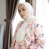 Mantan penyanyi cilik, Enno Lerian kini sibuk mengurus tiga buah hatinya. Ia menikah saat usia 19 tahun. Enno kemudian memutuskan berhijab sejak hamil anak ketiganya pada 2017. Enno pun kerap mengunggah postingan OOTD hijab di akun media sosialnya. Enno saat ini aktif bekerja sebagai penyiar radio. Foto: Dok. Instagram @ennolerian_.