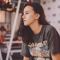 Model dan pemeran, Dahlia Poland menikah muda pada usia 18 tahun dengan aktor Fandy Christian. Wanita keturunan Jawa, Betawi dan Amerika Serikat itu melejit usai membintangi sinetron Ganteng Ganteng Serigala. Kegiatan sehari-hari Dahlia sibuk mengurus tiga orang buah hatinya. Foto: Dok. Instagram @dahliachr.