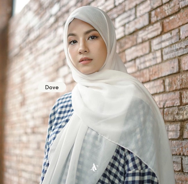 Natasha Rizky Pradita menikah dengan Deddy Mahendra Desta yang terpaut perbedaan usia 16 tahun. Keduanya menikah pada 21 April 2013, saat wanita yang akrab disapa Caca itu masih berusia 19 tahun. Kini Caca sedang sibuk mekenuni dunia bisnis hijab segi empat motif.  Foto: Dok. Instagram @alurcerita.