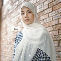 Natasha Rizky Pradita menikah dengan Deddy Mahendra Desta yang terpaut perbedaan usia 16 tahun. Keduanya menikah pada 21 April 2013, saat wanita yang akrab disapa Caca itu masih berusia 19 tahun. Kini Caca sedang sibuk mekenuni dunia bisnis hijab segi empat motif.  Foto: Dok. Instagram @alurcerita.