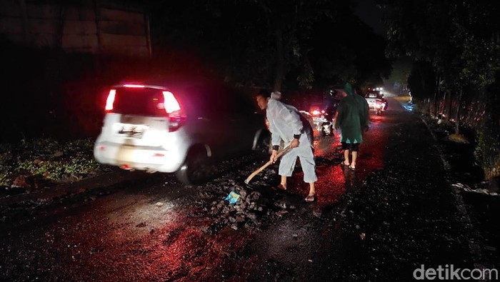 Aspal Mengelupas di Lembang Bandung