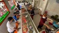 Berdasarkan aturan Inmendagri Nomor 57 Tahun 2021, kapasitas maksimal pengunjung saat makan di tempat umum menjadi 75 persen. 