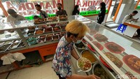 Warteg diizinkan buka dengan protokol kesehatan yang ketat.