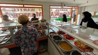 Selain itu kafe, restoran, dan rumah makan yang berlokasi di mal juga diizinkan buka hingga pukul 22:00 dengan kapasitas 75 persen.