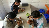 Sejumlah warga makan di warteg dengan tetap menerapkan protokol kesehatan di masa PPKM level 1.