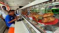 Di tengah penerapan PPKM level 1, kini makan di restoran, warteg, hingga mal tak dibatasi lagi.