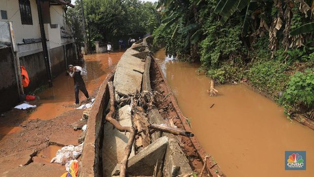 Suasana Perumahan Bumi Naso Indah, yang terendam banjir di Jatiasih, Kota Bekasi, Jawa Barat, Selasa (2/11). Banjir Warga menyebut banjir terjadi karena tanggul di dekat perumahan jebol. Pantauan CNBC Indonesia Petugas penanganan air kota Bekasi menguruk tanah untuk menutup tanggul yang rembes dari bawah. Hujan deras yang mengguyur kawasan DKI Jakarta dan sekitarnya mengakibatkan banjir di sejumlah titik, salah satunya di Bekasi, Jawa Barat. 
 (CNBC Indonesia/ Muhammad Sabki)