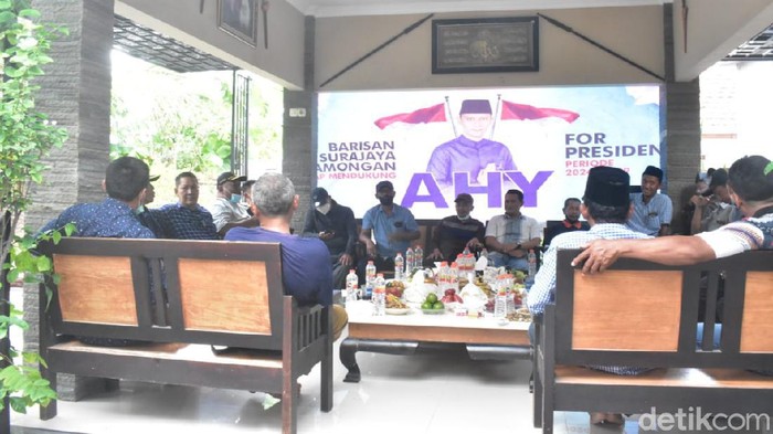 Di Lamongan, ada barisan yang mendukung Agus Harimurti Yudhoyono (AHY) untuk menjadi calon presiden di 2024. Barisan ini yakni Barisan Surajaya.