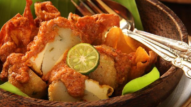 Batagor, the short of Baso Tahu Goreng, is a popular snack in West Java area (Sundanese culture). Dumplings of fish ball, tofu and wonton are fried then topped with spicy peanut sauce and a dash of lime juice. This is the close up view of the dish.