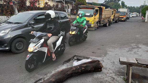 Batang pohon menutup lubang got yang terbuka di Jl Cirendeu, Lebak Bulus, Jakarta Selatan. Batang pohon menutup lubang got yang terbuka di Jl Cirendeu, Lebak Bulus, Jakarta Selatan.