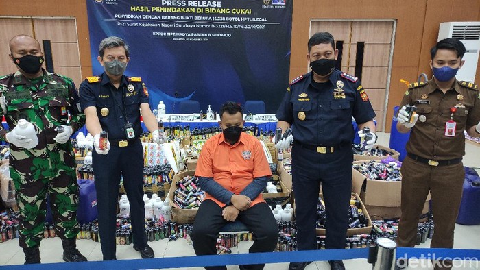 Bea Cukai Sidoarjo menggerebek tempat produksi cairan vape atau hasil pengolahan tembakau lainnya (HPTL) yang ilegal. Cairan Vape yang diamankan senilai Rp 500 Juta.