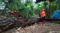 Akibatnya ada dua rumah ambruk dan belasan rumah warga terdampak limpasan banjir bandang.