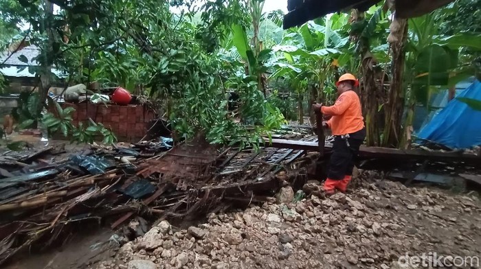 Hujan deras memicu banjir bandang di Kudus membuat belasan rumah mengalami kerusakan. 2 diantaranya bahkan sampai ambruk.