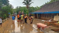 Warga kini pun sedang membersihkan sisa lumpur yang ada di rumah. Pihaknya juga mendatangkan Damkar Satpol PP Kabupaten Kudus untuk membantu membersihkan lumpur di permukiman warga.