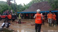 Terpisah salah satu warga Siti Munawaroh menuturkan awalnya hujan deras terjadi dan banjir bandang tiba-tiba datang sore tadi. Akibatnya dapur dan perabotan rumah miliknya ikut terseret banjir bandang.
