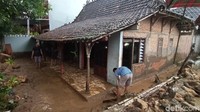 Pantauan di lokasi hingga pukul 17.00 WIB warga masih membersihkan rumah mereka yang sempat tergenang banjir bandang. Warga bergotong-royong bersama petugas gabungan untuk membersihkan lumpur sisa genangan banjir tersebut.