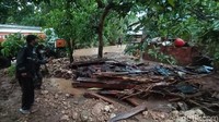 Begini penampakan salah satu rumah yang ambruk di Desa Wonosoco Kecamatan Undaan, Kabupaten Kudus, Jawa Tengah.