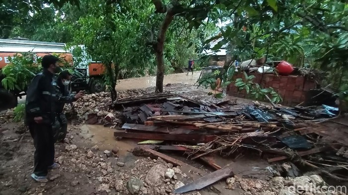 Hujan deras memicu banjir bandang di Kudus membuat belasan rumah mengalami kerusakan. 2 diantaranya bahkan sampai ambruk.
