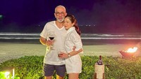 Bunga Zainal dan suami juga menyempatkan liburan berdua bertepatan dengan merayakan ulang tahun pernikahan mereka. Itu salah satu keharmonisan aku. Jadi kita mau honeymoon berdua, pas banget anniversary. Foto: dok. Instagram Bunga Zainal.