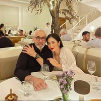 Bunga Zainal memilih menikahi Sukhdev Singh yang saat itu berstatus sebagai duda. Meski memiliki perbedaan usia yang cukup jah, yaitu 18 tahun, namun rumah tangga keduanya terbilang langgeng hingga saat ini. Bunga dan Sukhdev diketahui menikah pada tahun 2014. Foto: dok. Instagram