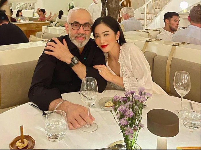 Bunga Zainal dan Sukhdev Singh rayakan ulang tahun pernikahan