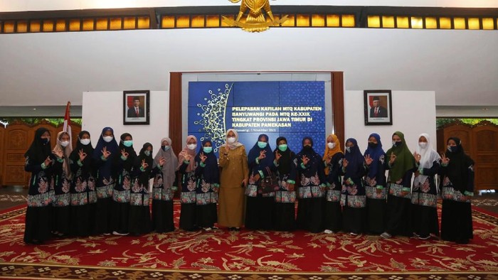 Bupati Banyuwangi, Ipuk Fiestiandani bersama peserta MTQ