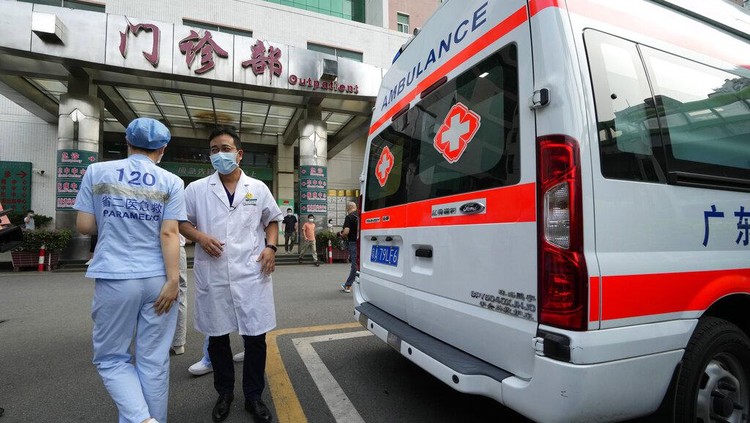 Chen Xiaofang, a nurse at the department of cardiovascular medicine the Guangdong Second Provincial General Hospital, stands next to a robot that delivers medicine in Guangzhou, in southern Chinas Guangdong province, Sunday, Sept. 26, 2021. The hospital in southern Chinas Guangdong Province is using 5G and IoT technologies to collect, transmit and monitor more data in real time, allowing healthcare workers to provide better medical service for patients. (AP Photo/Ng Han Guan)